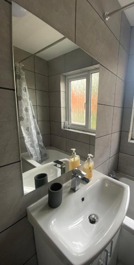Modern 2 Bed Apartment & Free Parking Canterbury Dış mekan fotoğraf